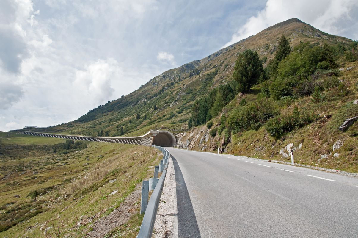 Locationscouting Alpen Hochebene Strassen Tunnel04