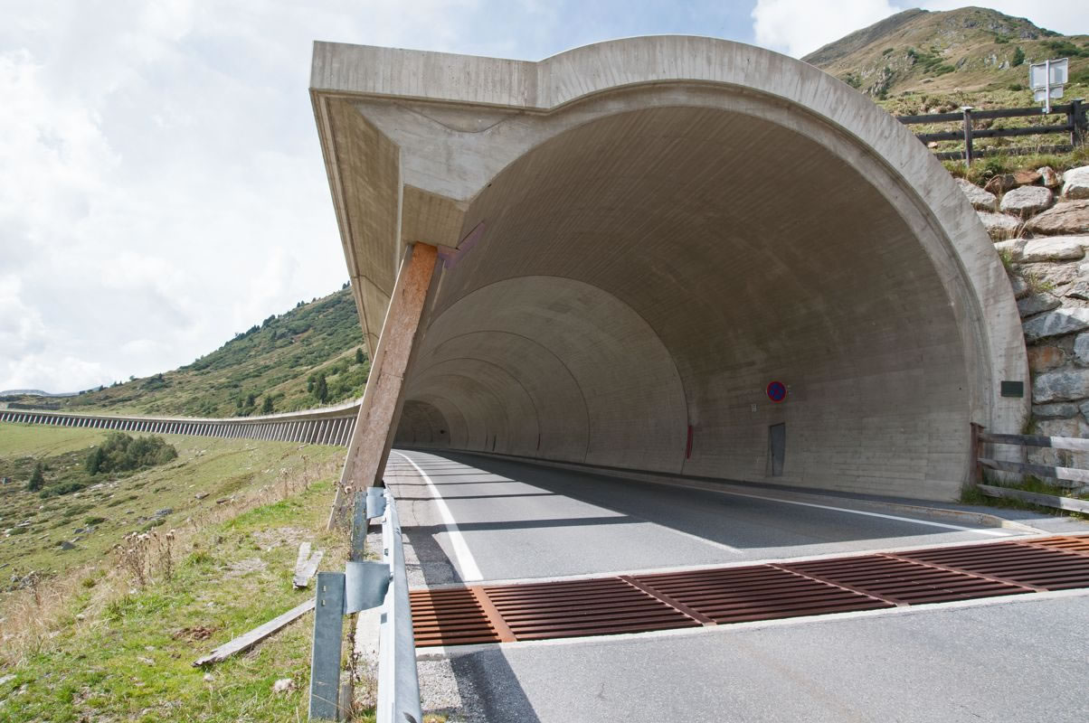 Locationscouting Alpen Hochebene Strassen Tunnel06