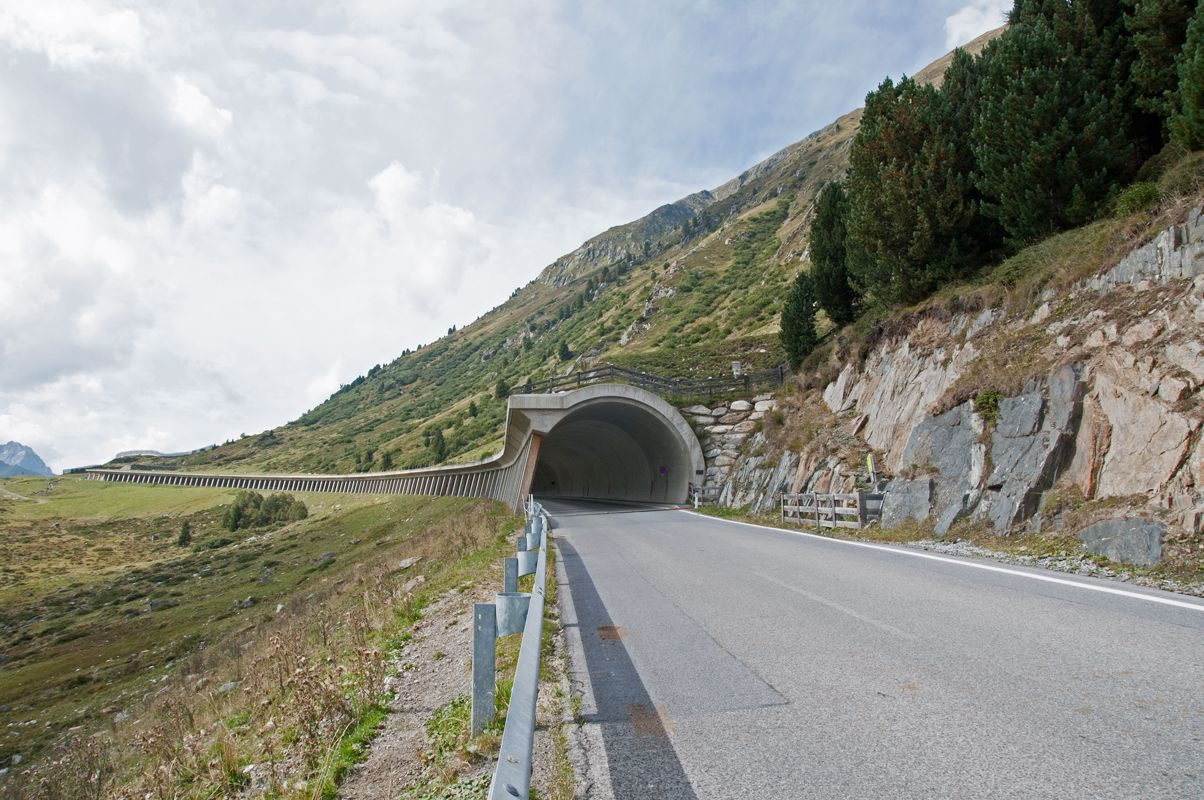 Locationscouting Alpen Hochebene Strassen Tunnel06a